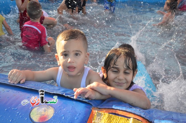 فيديو: فرحة عارمة للأطفال بين الاستعراضات البهلوانية والالعاب المائية في اليوم الثاني لكرنفال الفطر